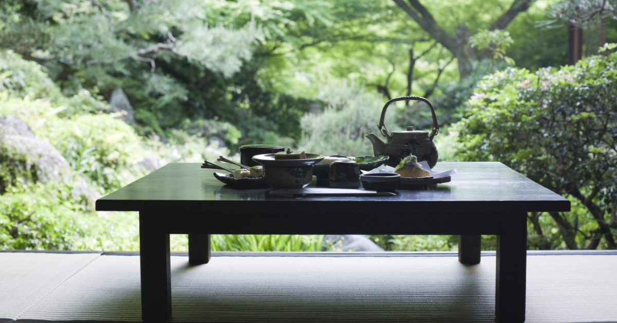 Japoński stół z zastawą do herbaty, ilustracja do artykułu o tradycji i elegancji japońskiego picia herbaty. Odkryj piękno ceremonii herbacianej: Sztuka i Filozofia Picia Herbaty w Chinach i Japonii