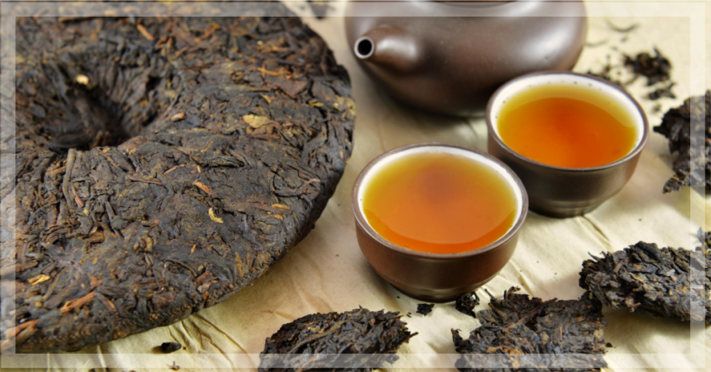 Chińskie filiżanki wypełnione herbatą, ilustracja do artykułu o sztuce i filozofii picia herbaty. Odkryj smak i mądrość ukrytą w aromatycznych kieliszkach.