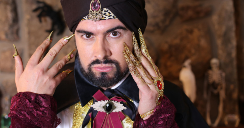 Mężczyzna jako wróżbita z tajemniczym spojrzeniem. Ilustracja do artykułu: Zniekształcenie Poznawcze: Wróżenie - Między Wierzeniami a Faktyczną Rzeczywistością