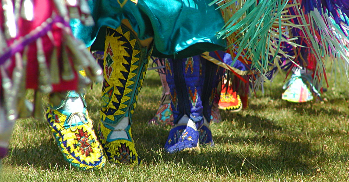 Ceremonialny strój indiański, bogato zdobiony elementami tradycyjnej sztuki rdzennej ludności Ameryki Północnej. Stroje takie odgrywają ważną rolę w kulturze i ceremoniach indiańskich. Artykuł: Dwa Duchy: Nieznana Tożsamość. Two Spirit