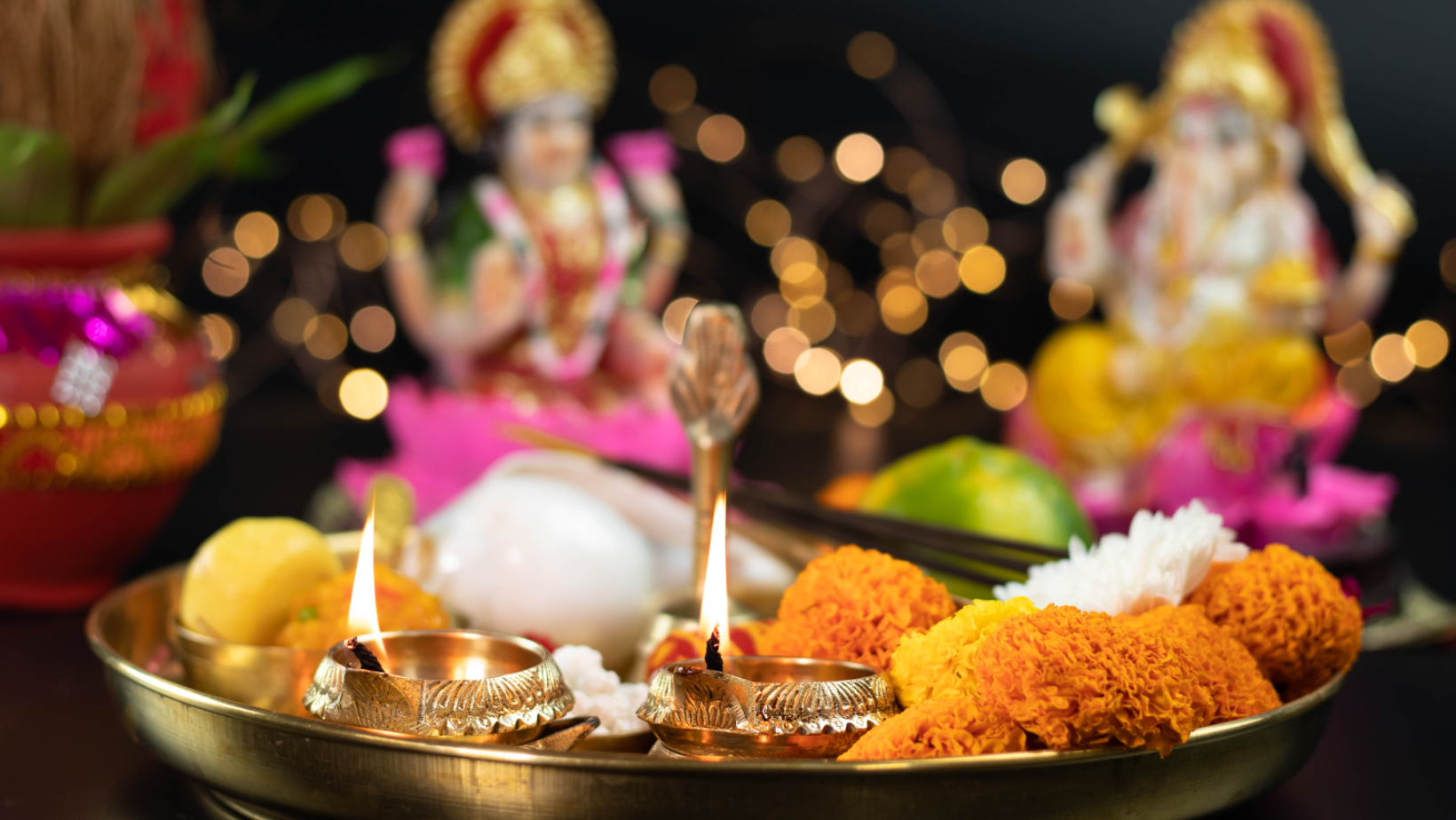 Świece, kwiaty posągi bóstw hinduskich.Odkrywanie Potęgi Dźwięku i Ducha