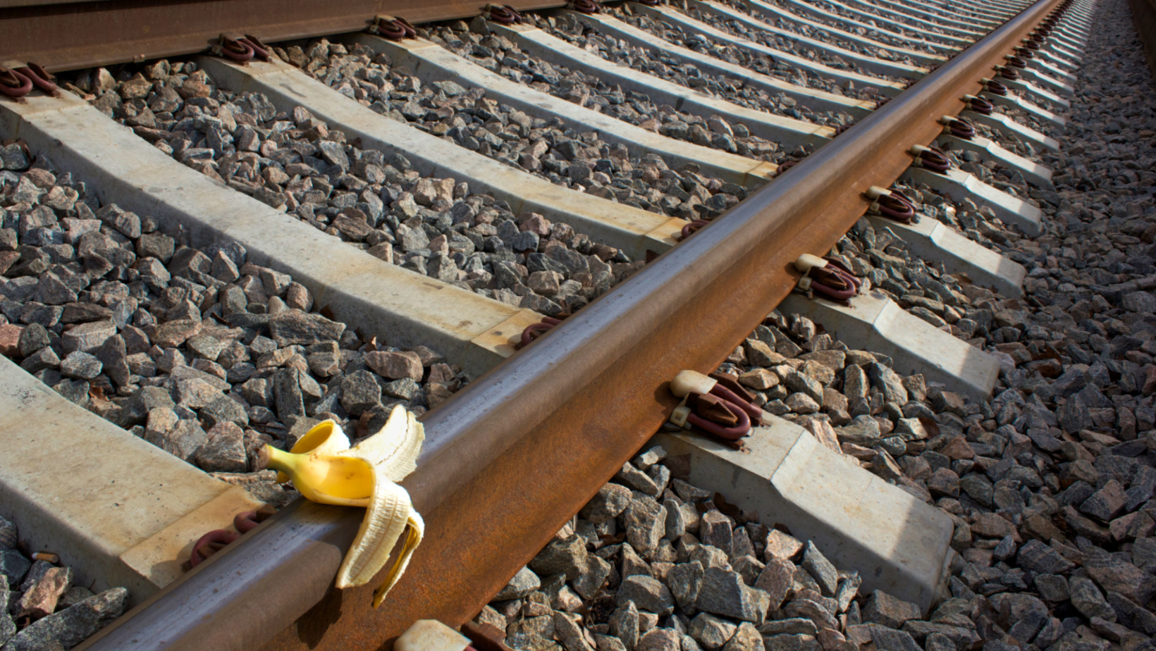 Skórka od banana na torach kolejowych do artykułu Jak przestać się sabotować.