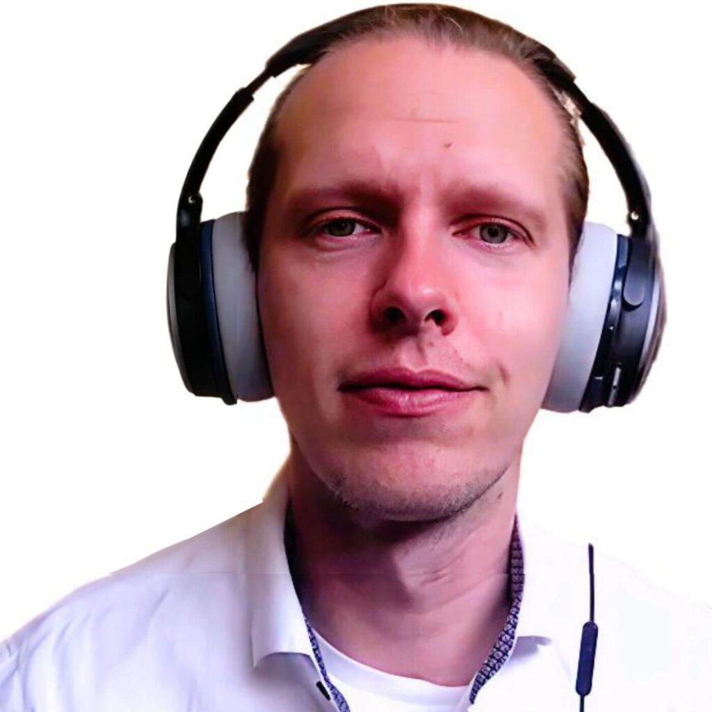 Portret Mateusza Bajerskiego, certyfikowanego terapeuty i channelera, na neutralnym tle. Patrzy w obiektyw z życzliwym, skupionym wyrazem twarzy.